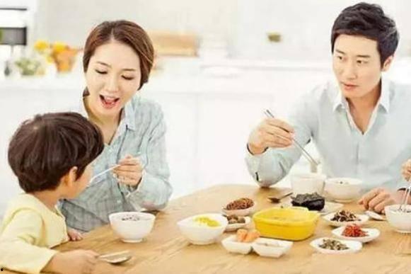 父母围观吃瓜图片,父母眼中的亲子互动新风尚