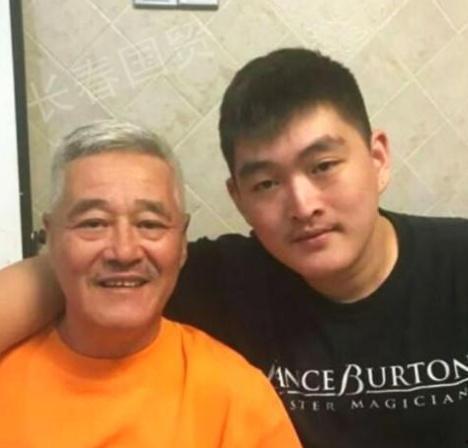 儿子吃瓜父亲吃瓜皮视频,共享吃瓜时光，瓜皮也成趣